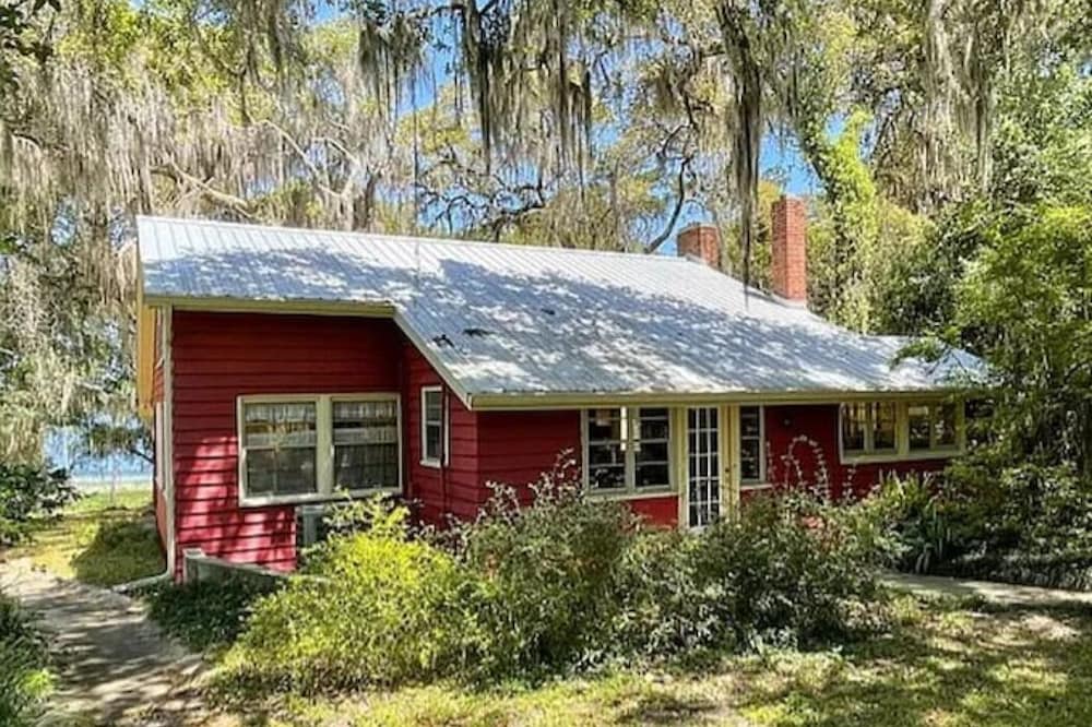 Rustic Fishing Cabin on Lake Swan, Melrose