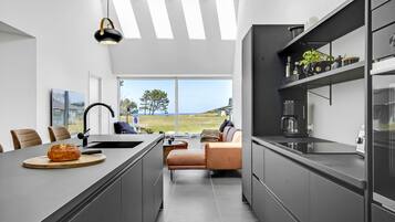 Fridge, oven, dishwasher, coffee/tea maker