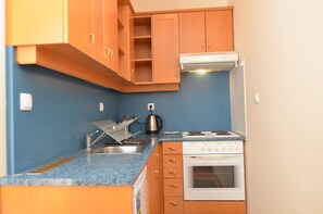 Kühlschrank, Ofen, Wasserkocher mit Kaffee-/Teezubehör, Wasserkocher