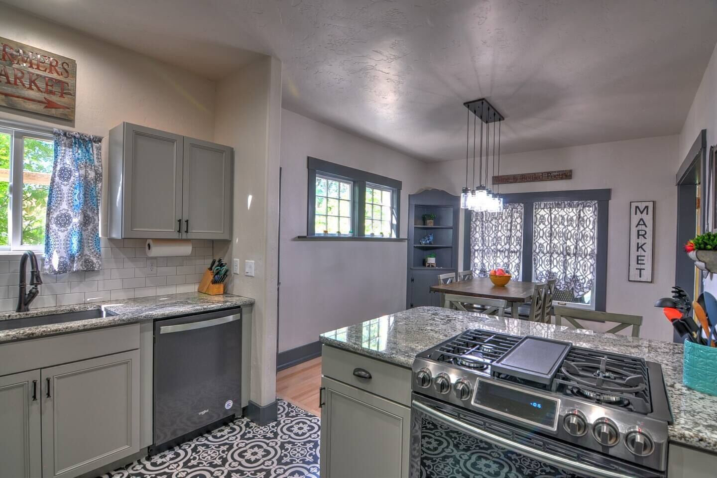 2 Houses on 1 property, Downtown Oasis!