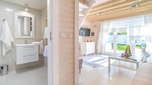 Une salle de bain moderne avec un lavabo, un miroir et un porte-serviettes.