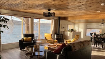 Smart-TV, Kamin, Stereoanlage