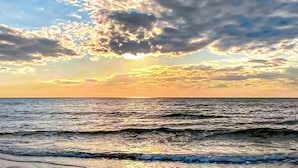 A beach with waves and a sunset. - 2 bedroom cozy home in Miedzywodzie (Miedzywodzie)