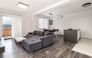 Een televisie en een tafeltennistafel