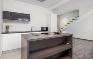 ثلاجة، فرن، موقد طهي مسطح، غسالة أطباق