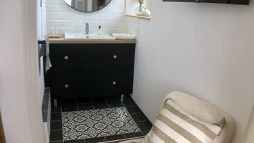 3 slaapkamers, een bureau, een strijkplank/strijkijzer, reisbedje