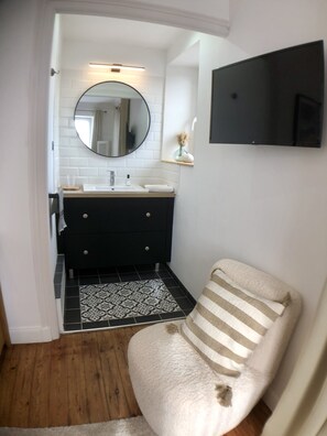 3 slaapkamers, een bureau, een strijkplank/strijkijzer, reisbedje