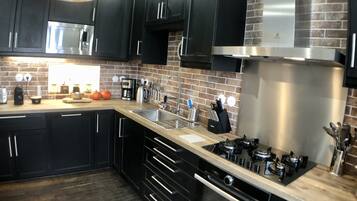 Een koelkast, een microgolfoven, een oven, een kookplaat