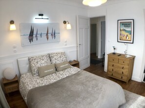 3 Schlafzimmer, Schreibtisch, Bügeleisen/Bügelbrett, Reisekinderbett