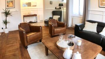 Smart-tv, boeken, een stereo en een computerscherm