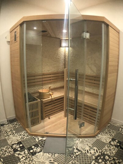 Perrosian villa with Jacuzzi, Sauna, Hammam, Home Cinema