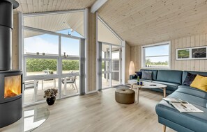 TV, fireplace - 3 bedroom amazing home in Tarm (Tarm)