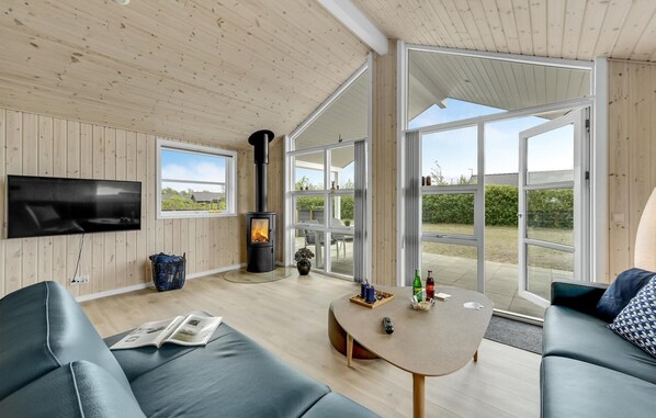 TV, fireplace - 3 bedroom amazing home in Tarm (Tarm)