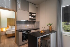 Traditioneel appartement, 1 slaapkamer, niet-roken, keuken | Privékeuken | Een koelkast met diepvriezer, een oven, een kookplaat