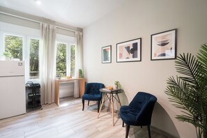 Traditional Apartment, 1 Bedroom, Non Smoking, Kitchen | Living area