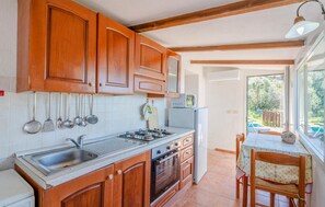 Refrigerador, microondas, placa de cocina, utensilios de cocina