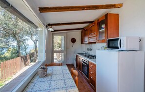 Een koelkast, een kookplaat