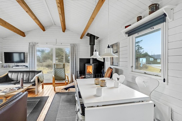 Een open haard en een dvd-speler