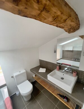 Badekar, hårføner, håndklær og såpe