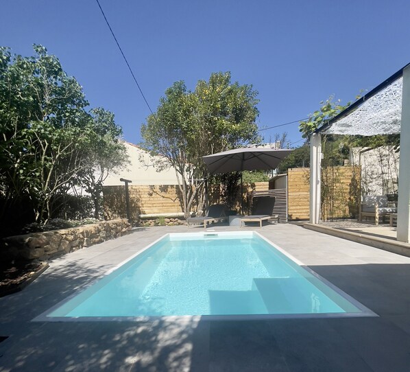 Utendørsbasseng og et oppvarmet basseng