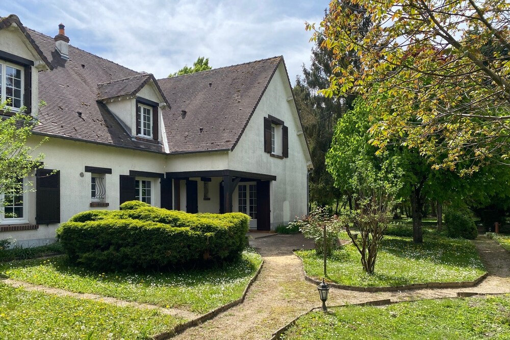 Family house, its park and its streams, on the Route des Châteaux