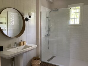Bañera, secador de pelo, bidet, toallas
