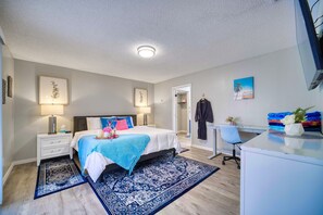 4 Schlafzimmer, Schreibtisch, Bügeleisen/Bügelbrett, Reisekinderbett