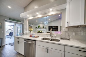 Fridge, microwave, oven, stovetop - JACKSON HOME- Most luxurious vacation home in OP (Orange Park)