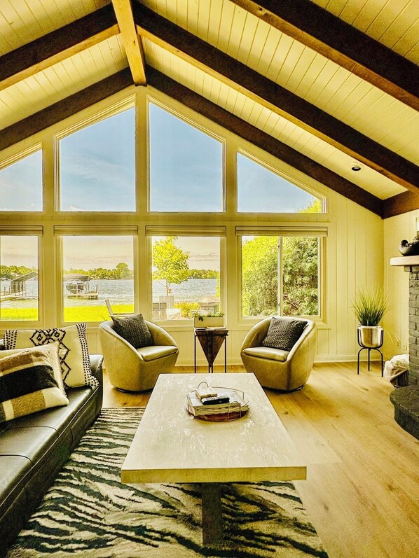 TV connectée, cheminée, jeux vidéo, livres