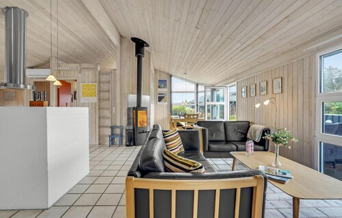 Lovely home in Hjørring with WiFi