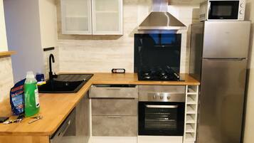 Fridge, microwave, oven, stovetop