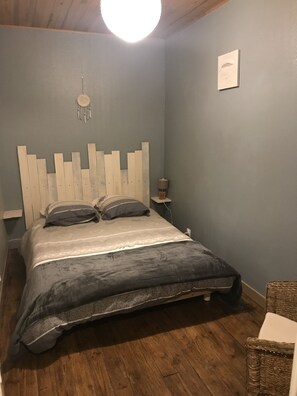 2 bedrooms, desk, soundproofing, iron/ironing board