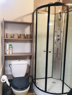 Dusche, Haartrockner, Handtücher, Seife