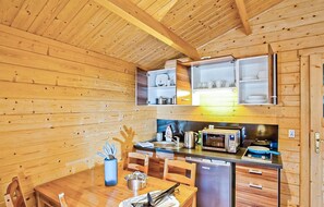 Kylskåp, mikrovågsugn, spishäll och kaffe- och tebryggare