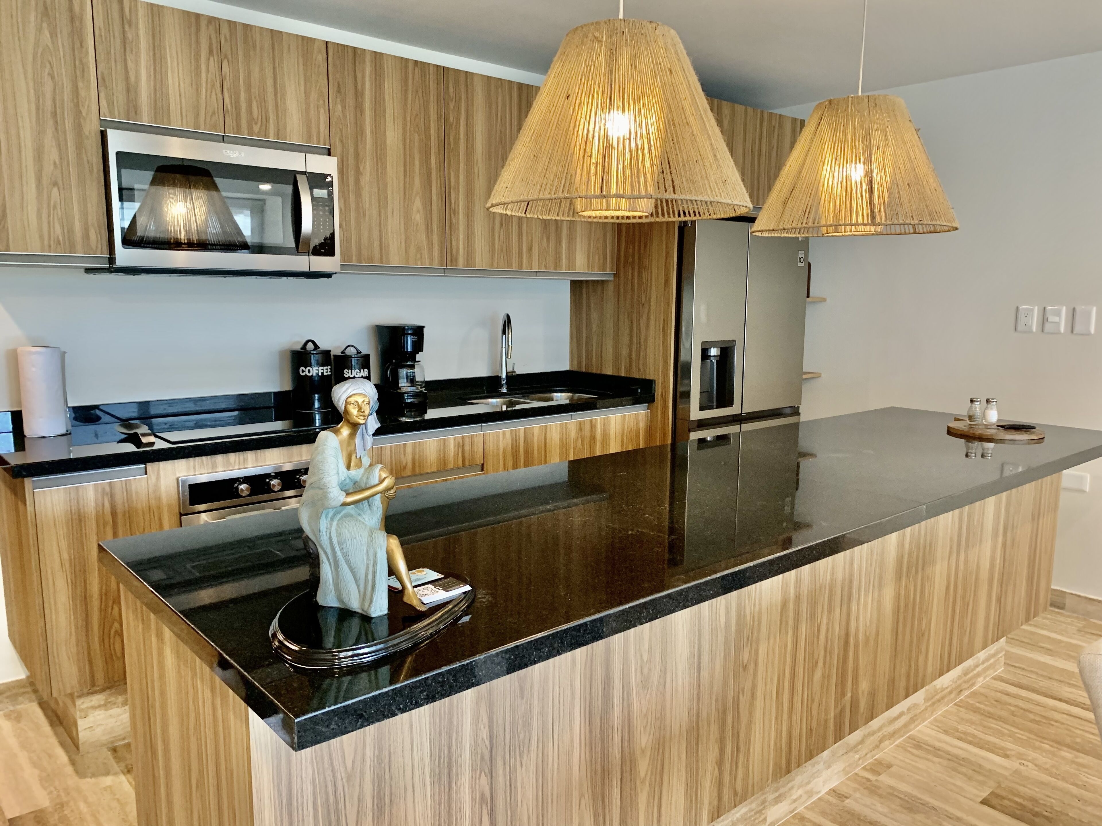 TROPICAL 1BR  or 2 BR CONDO InfinityGymBar close to BEACH