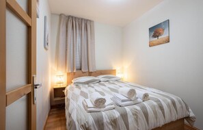 3 bedrooms, travel cot, free WiFi, bed sheets
