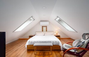 3 bedrooms, travel crib, free WiFi, bed sheets