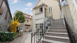 A narrow street with a building featuring a staircase leading to an upper floor. - Nice apartment in Sinj with WiFi (Sinj)
