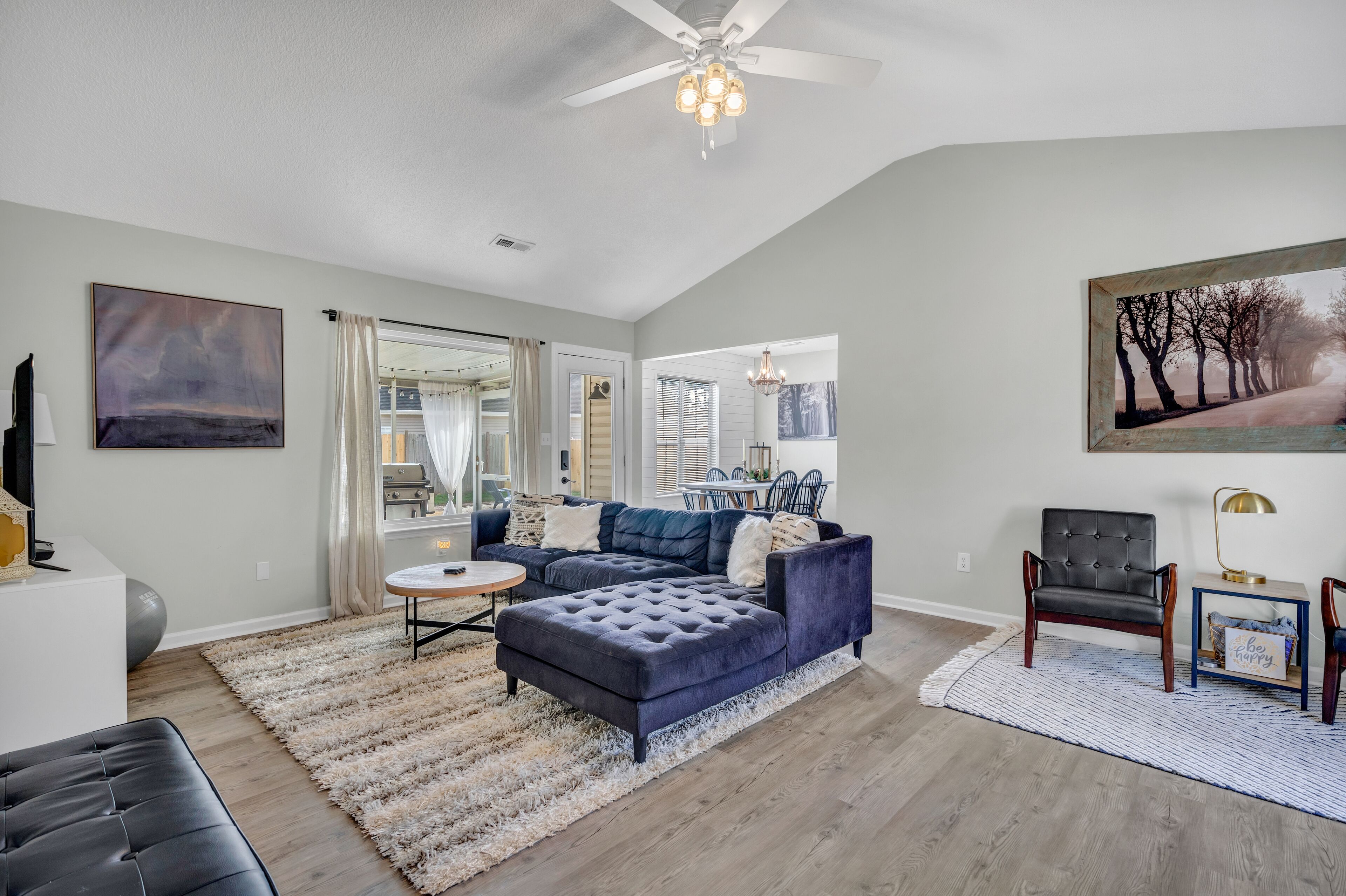 Een smart-tv, boeken, een stereo en een printer