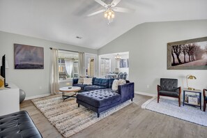 Smart TV, libros, estéreo y impresora 