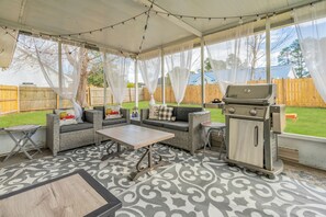 Outdoor dining - Pet Friendly Fenced Backyard Game Room Patio Firepit Trailer Motorcycle Parking (Myrtle Beach)
