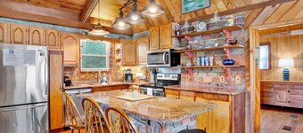 Charming Home on Fish River - Perfect for your Family!