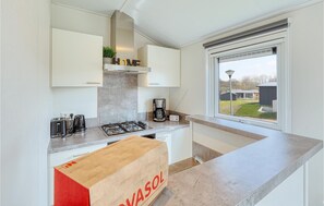 Fridge, stovetop, dishwasher, coffee/tea maker - Amazing home in Süsel with WiFi (Süsel)