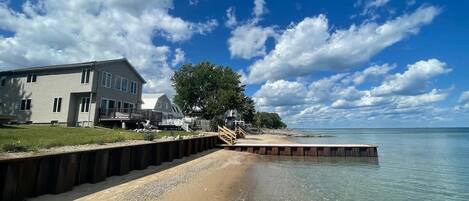 在海灘附近、躺椅、沙灘巾