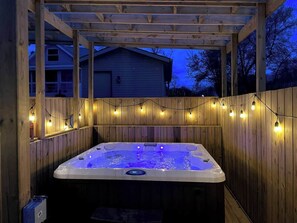 Outdoor spa tub - Lake Huron Beach House - Private Beach Access (Fort Gratiot Township)