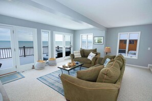 Smart TV, fireplace, video games, books - Lake Huron Beach House - Private Beach Access (Fort Gratiot Township)