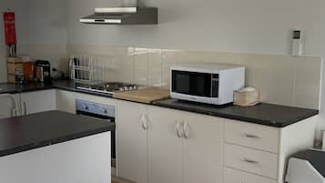 Jääkaappi, mikroaaltouuni, uuni, liesi