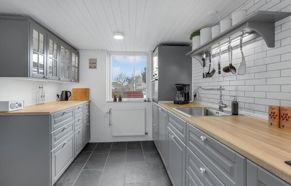 Fridge, dishwasher, coffee/tea maker