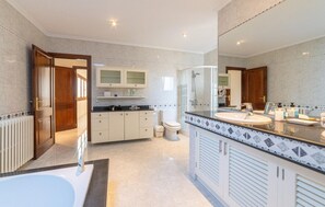 Combined shower/tub - Nice home in Cala Ratjada (Cala Ratjada)