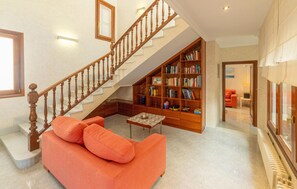 Interior - Nice home in Cala Ratjada (Cala Ratjada)